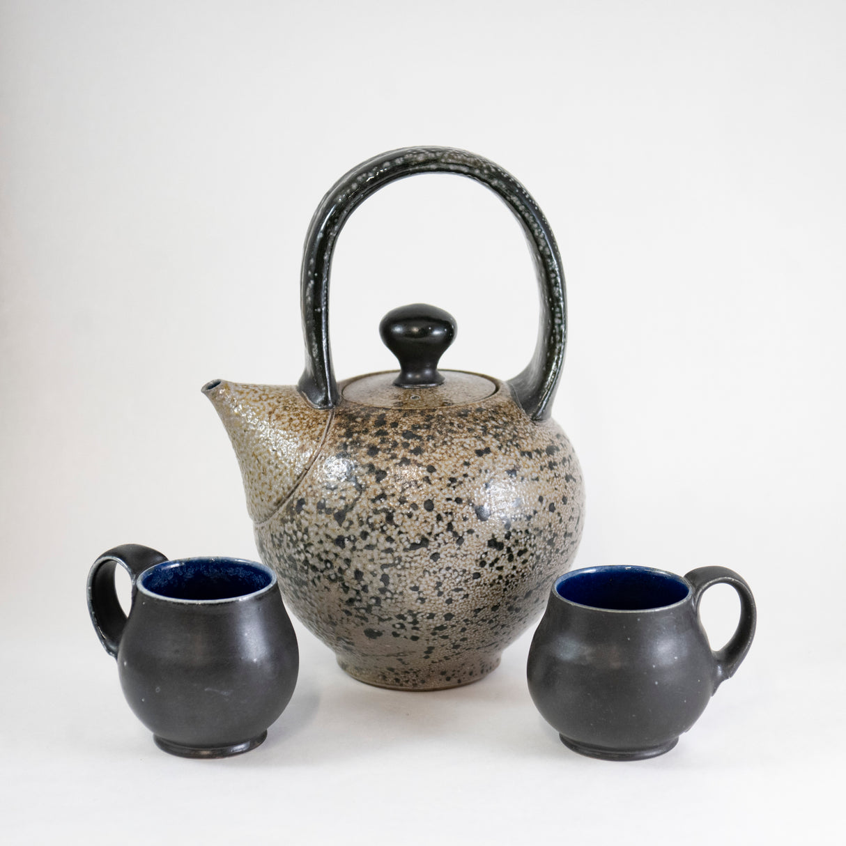 Taza pequeña redonda con forma de panza en negro y azul