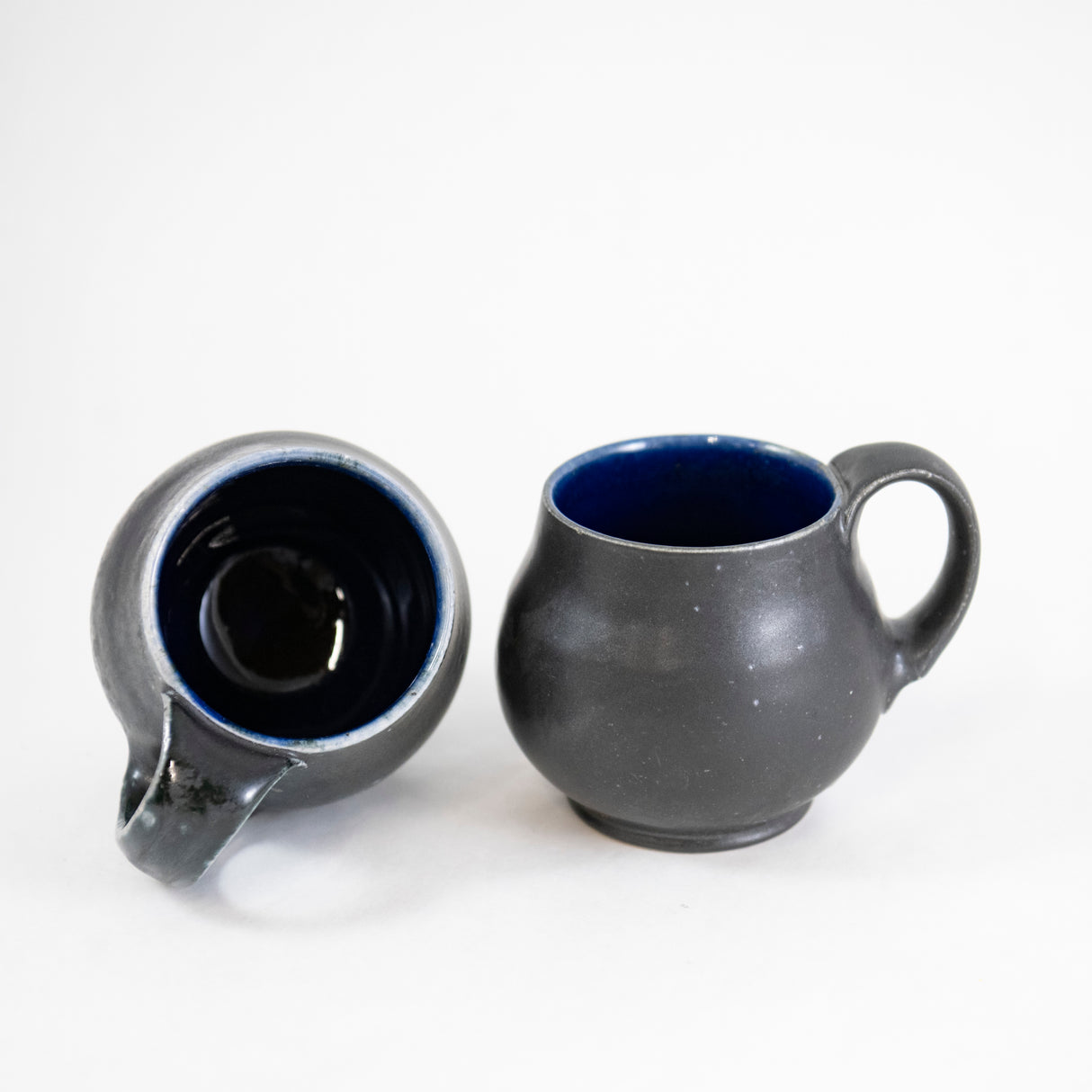 Taza pequeña redonda con forma de panza en negro y azul