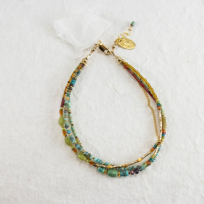 Pulsera bañada en oro con turquesa, serpentina y granate