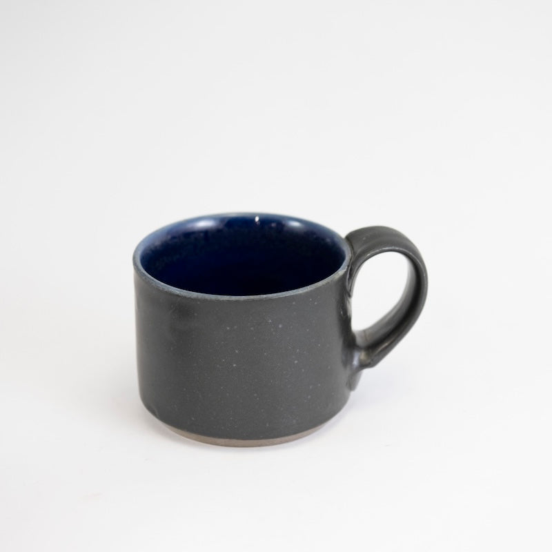 taza corta negra y azul