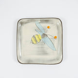 Plato cuadrado pequeño con forma de abeja