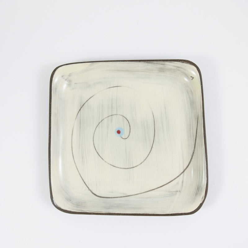 Plato cuadrado pequeño con forma de espiral