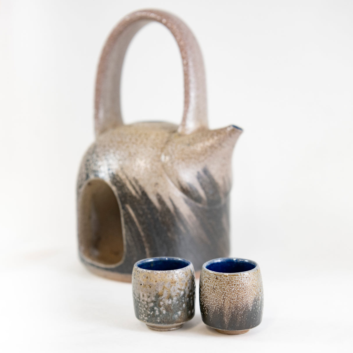 Niche Teapot with Two Cups by Maya Machin