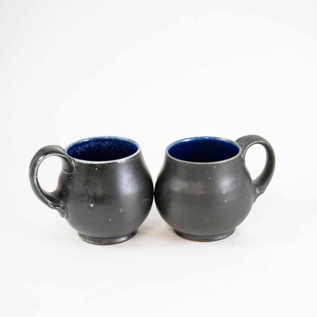 Taza pequeña redonda con forma de panza en negro y azul
