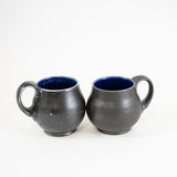 Taza pequeña redonda con forma de panza en negro y azul