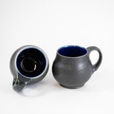 Taza pequeña redonda con forma de panza en negro y azul