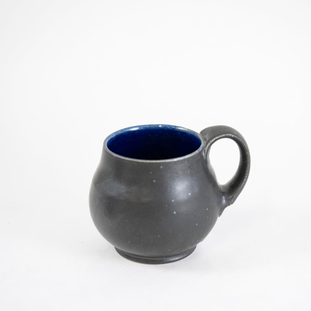 Taza pequeña redonda con forma de panza en negro y azul
