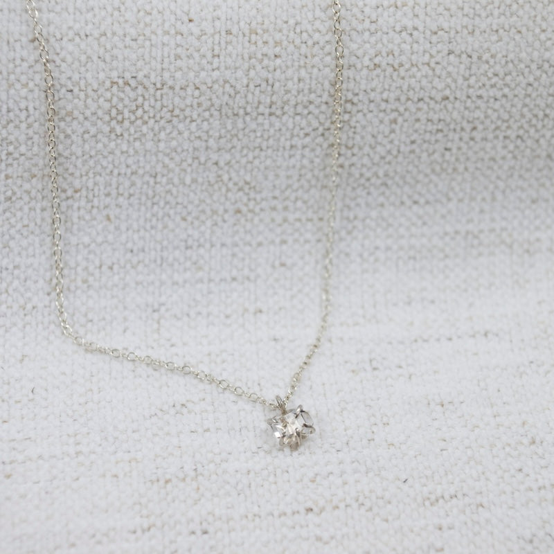 Collar con gota de diamantes 