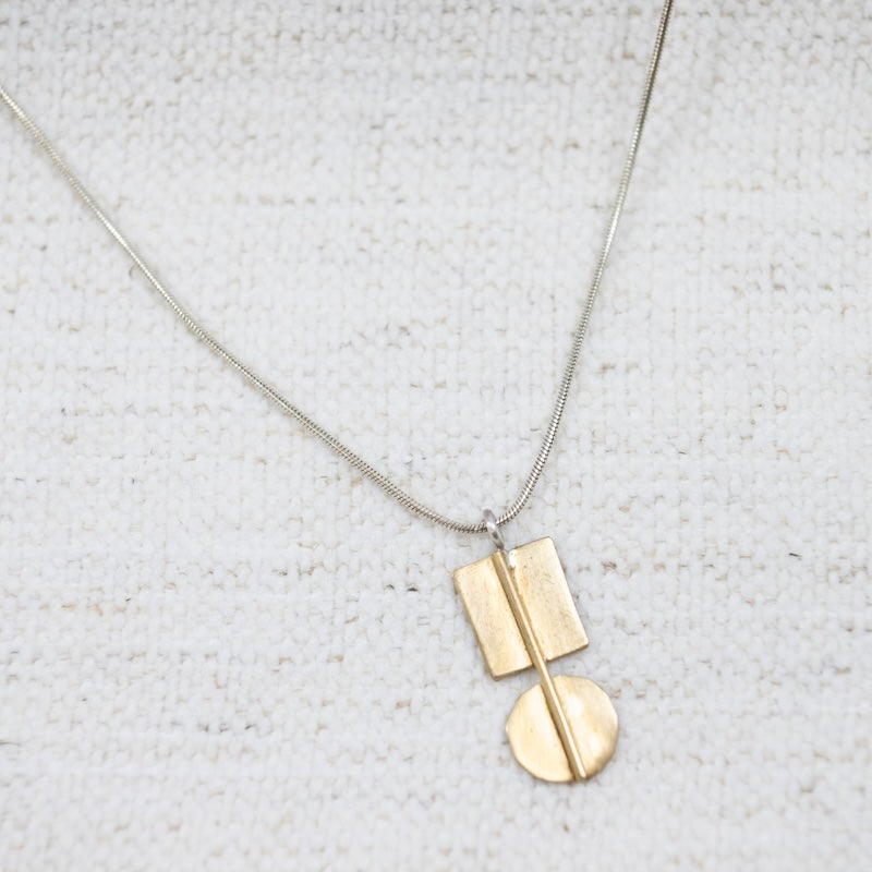 Collar de forma moderna