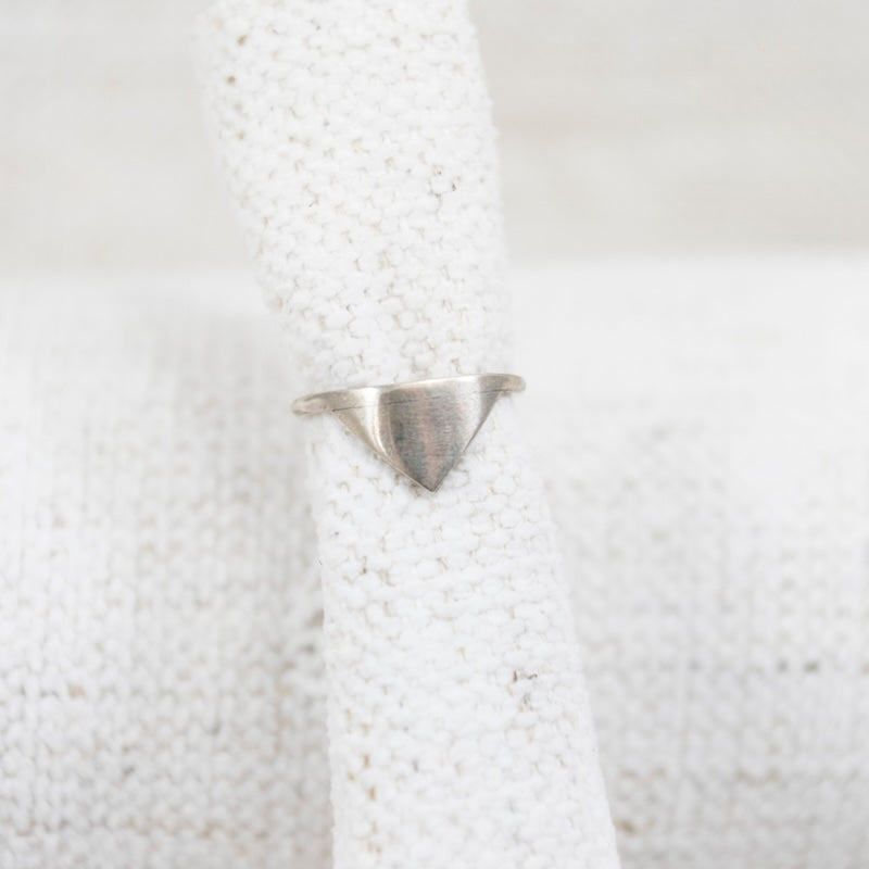 Anillo de escudo triangular