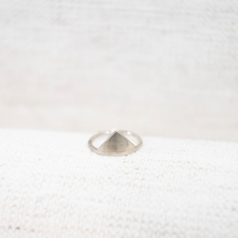 Anillo de escudo triangular