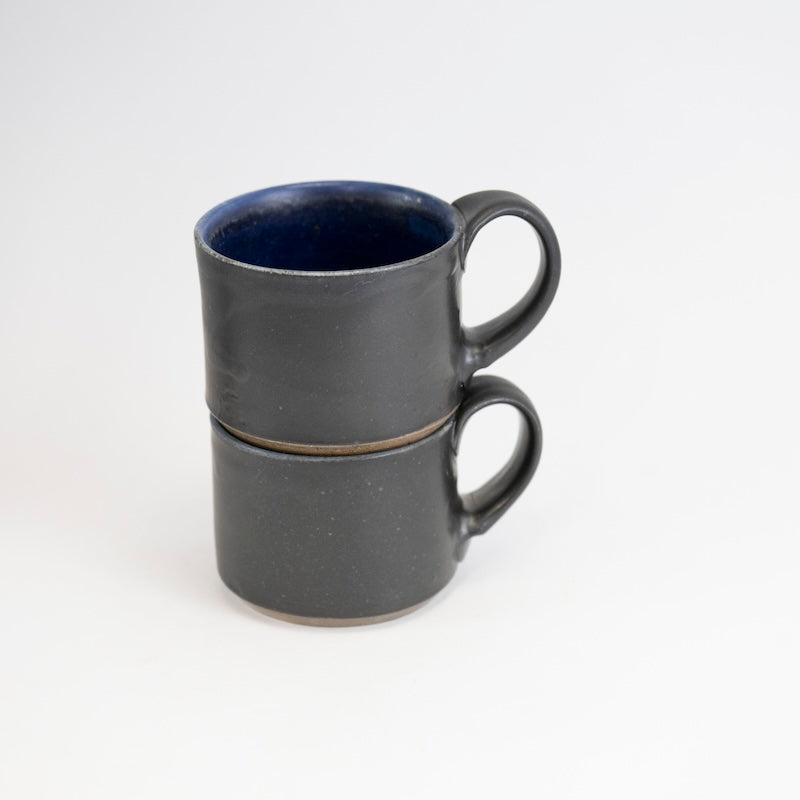 taza corta negra y azul