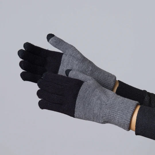 Colorblock Knit Touchscreen Gloves in Black Grey