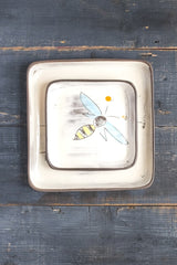 Plato cuadrado pequeño con forma de abeja